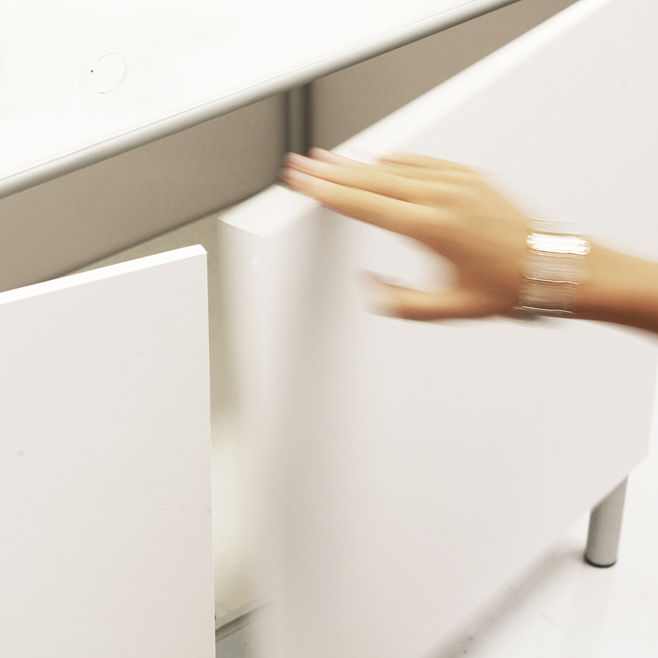 chiusura-anta-teca-vetrina Vitrina LED Hidra, muy versátil