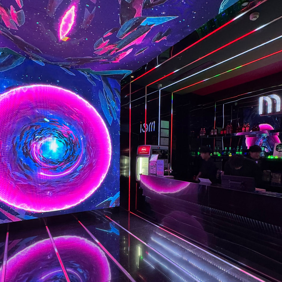 Stand de exposición con estanterías y nichos de exposición