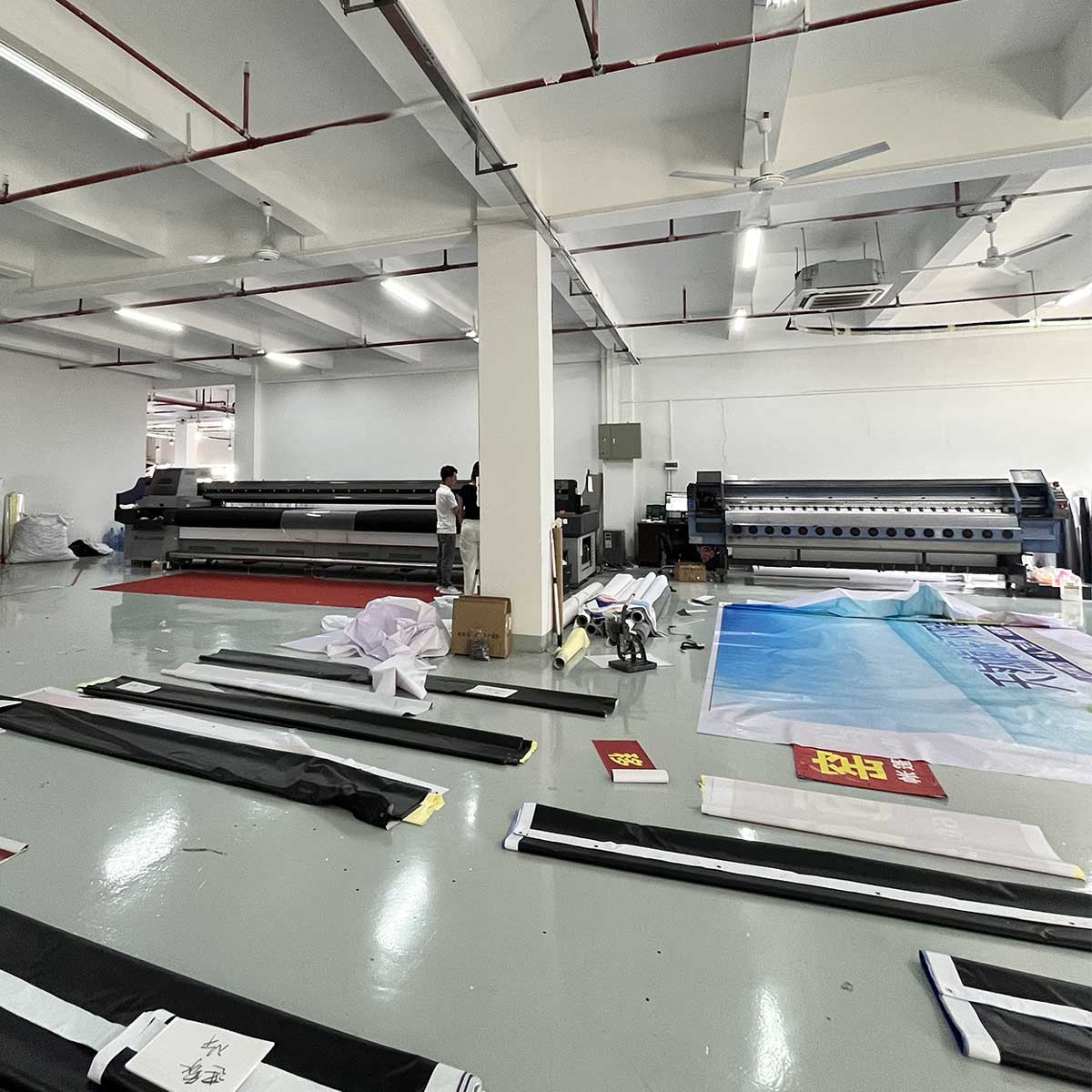 Stand de exposición con estanterías y nichos de exposición