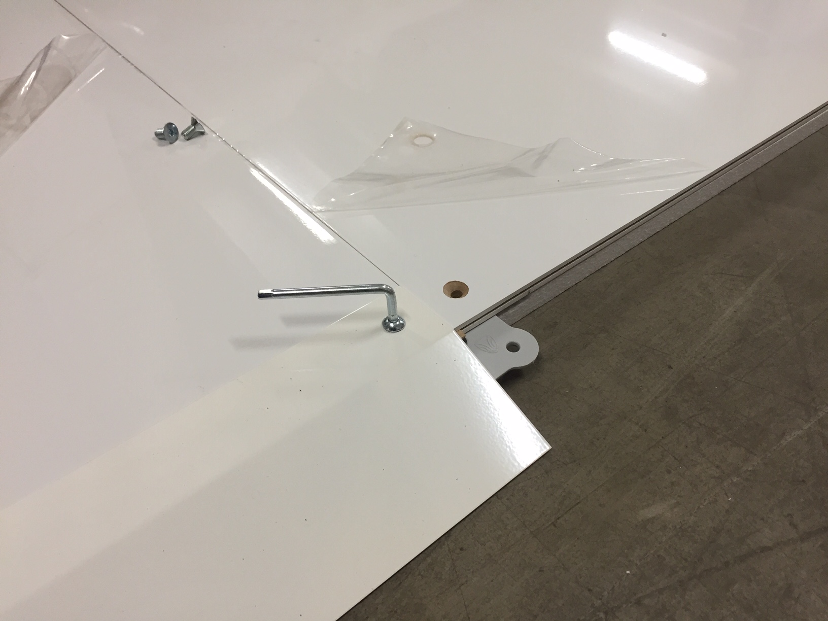 Stand de exposición con estanterías y nichos de exposición