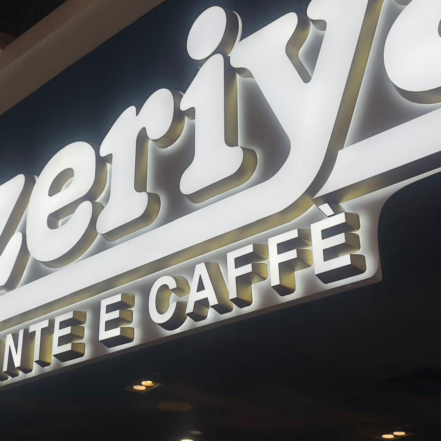 Stand de exposición con estanterías y nichos de exposición