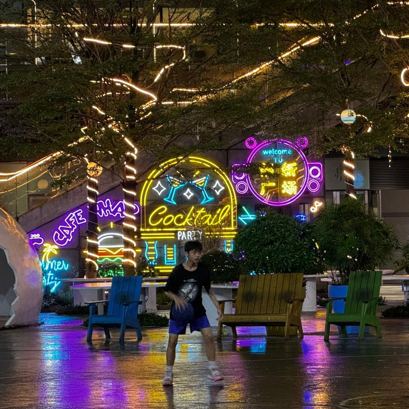 Stand de exposición con estanterías y nichos de exposición