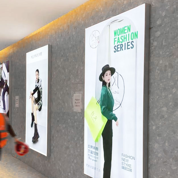 Stand de exposición con estanterías y nichos de exposición