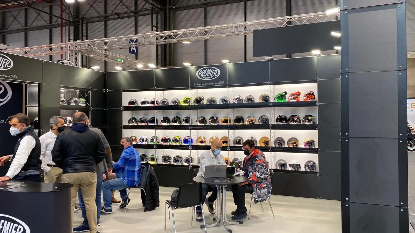 esposizione modulare caschi moto